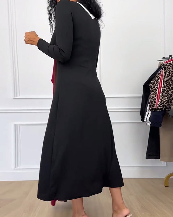 Elegant klänning med v-ringad slits i kontrastfärg