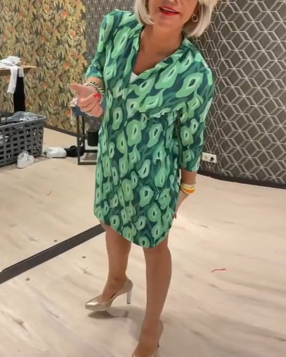 V-ringad klänning med trekvartsärm med tryck