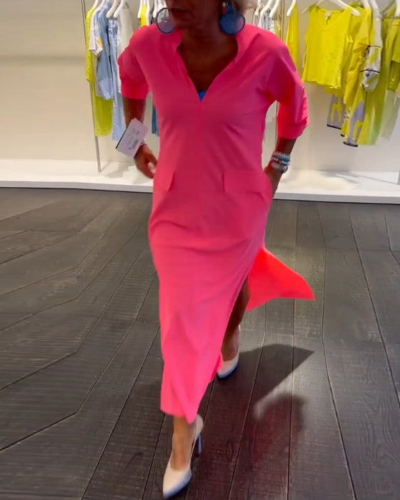 Enfärgad klänning med V-ringad slits