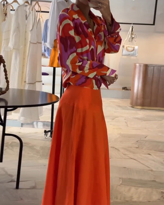 Färgglad blus med tryck och knappar