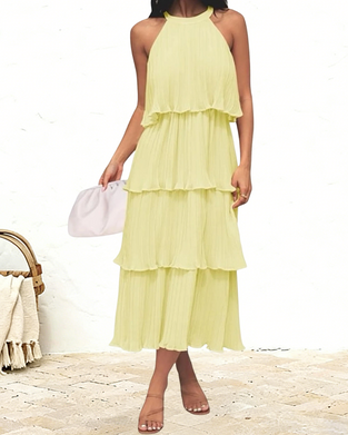 Elegant Halterneck Klänning Med Flerskiktad Design