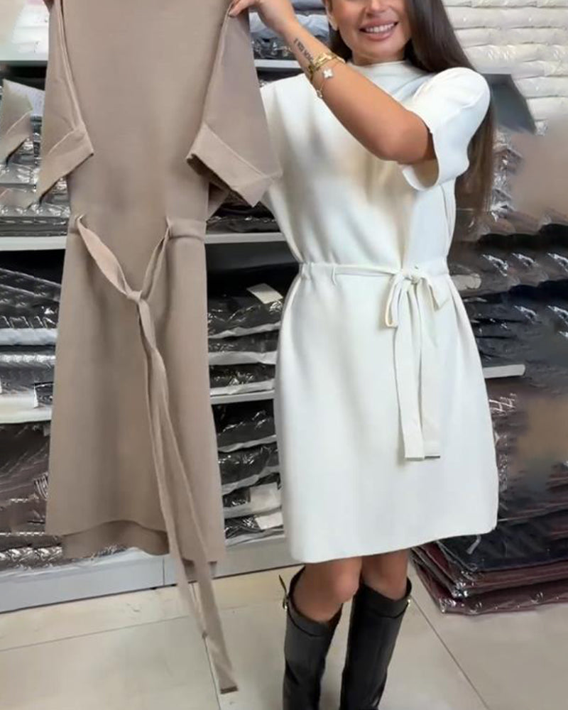 Klänning Med Enfärgad Färg, Stickad Stoff, Bälte Detalj Och Elegant Stämning