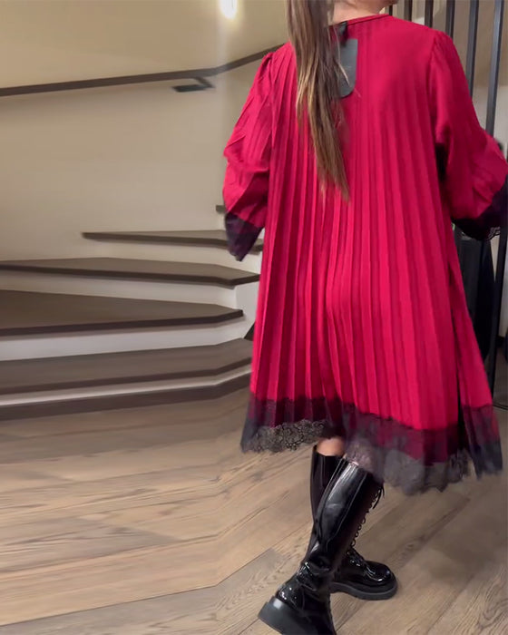 Lösittande Klänning Med Veck Och Runt Halsutsnitt