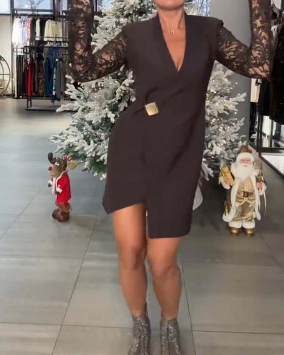 Klänning Med Spets Paneler, Djup V-Hals, Passande Siluett Och Romantisk Stämning