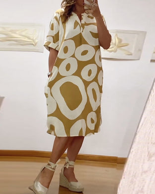 V-ringad ledig klänning med bokstavstryck