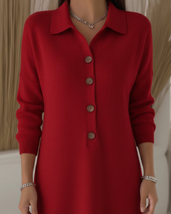 Moderiktig Klänning Med Knappar Och Slag