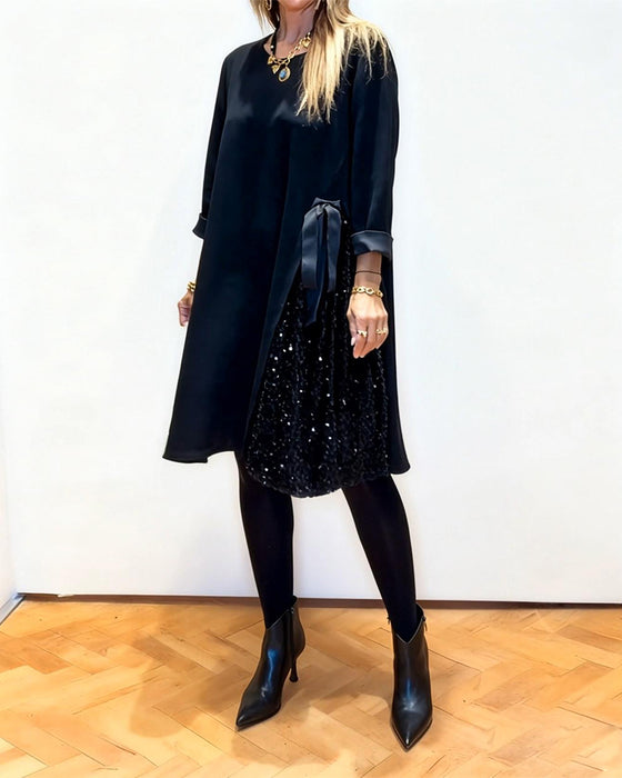 Stilfull Klänning Med Lapptäcktsdetaljer Och Runt Halsutsnitt