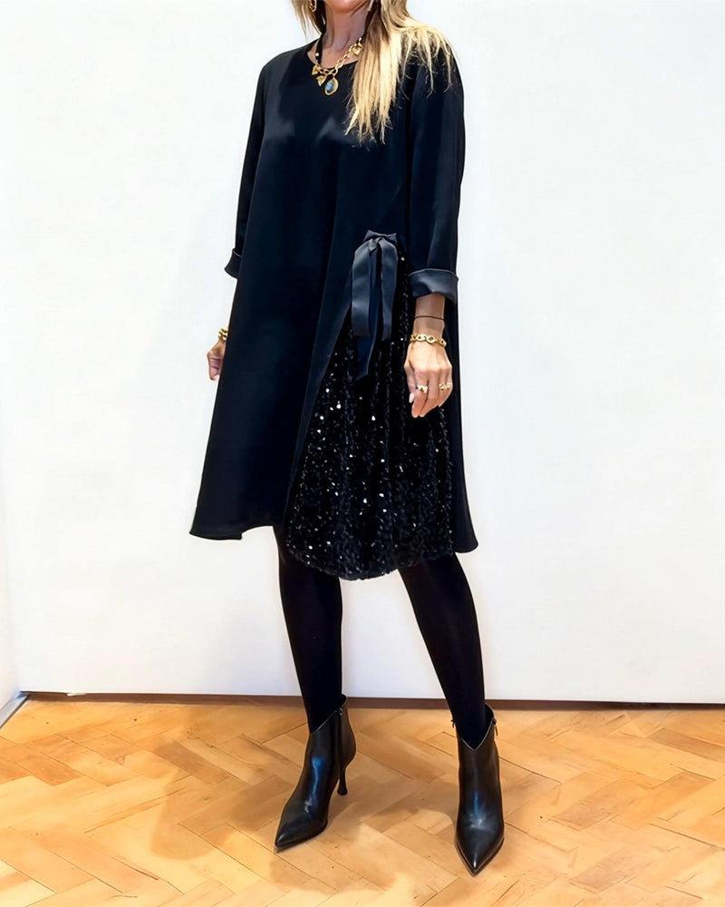 Stilfull Klänning Med Lapptäcktsdetaljer Och Runt Halsutsnitt