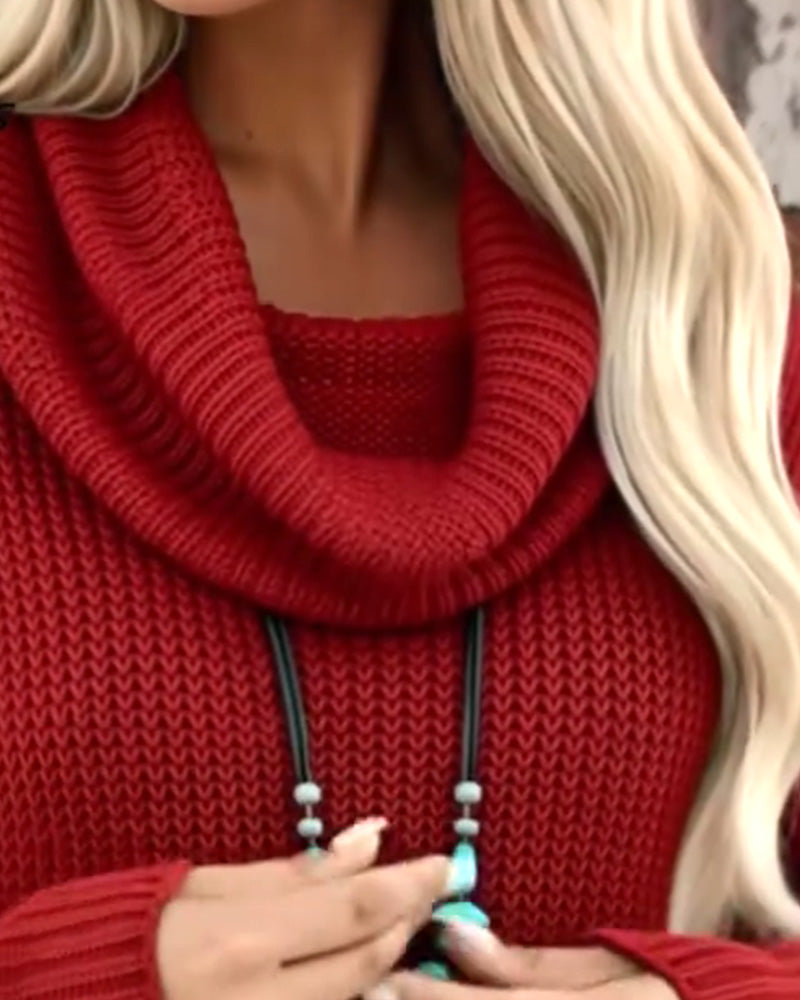 Enfärgad Klänning Med Hög Halsringning Och Modern Design