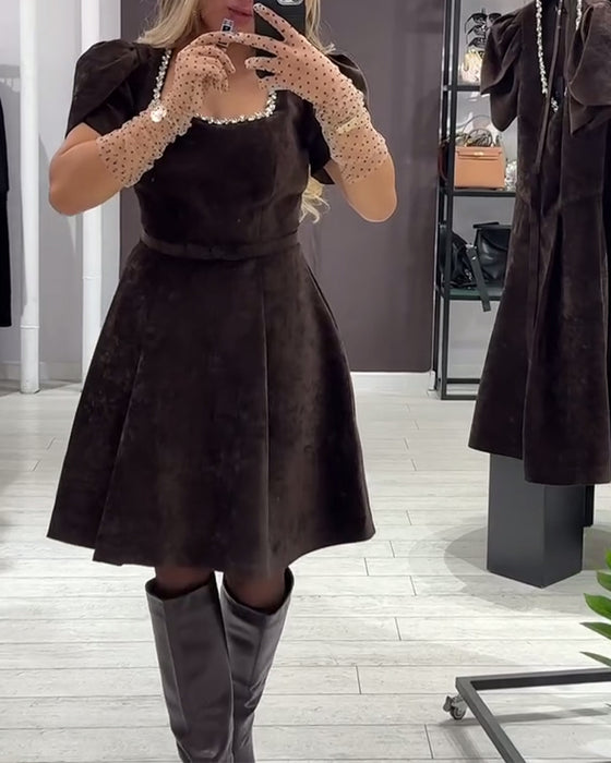 Klänning Med Puffärmar Och Vid Halsringning