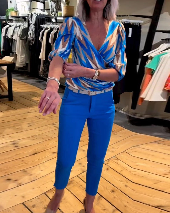 Tryckt avslappnad topp med djupt V