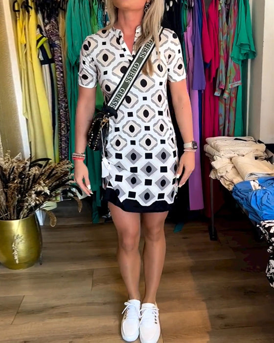 V-ringad kortärmad klänning med tryck