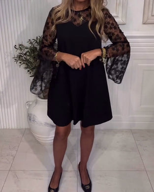 Enfärgad Klänning Med Klockärmar Och Lapptäcktsdetaljer