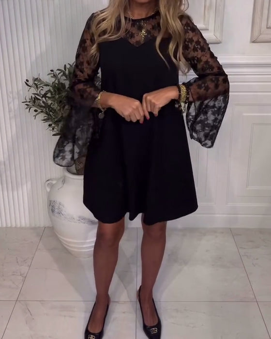 Enfärgad Klänning Med Klockärmar Och Lapptäcktsdetaljer