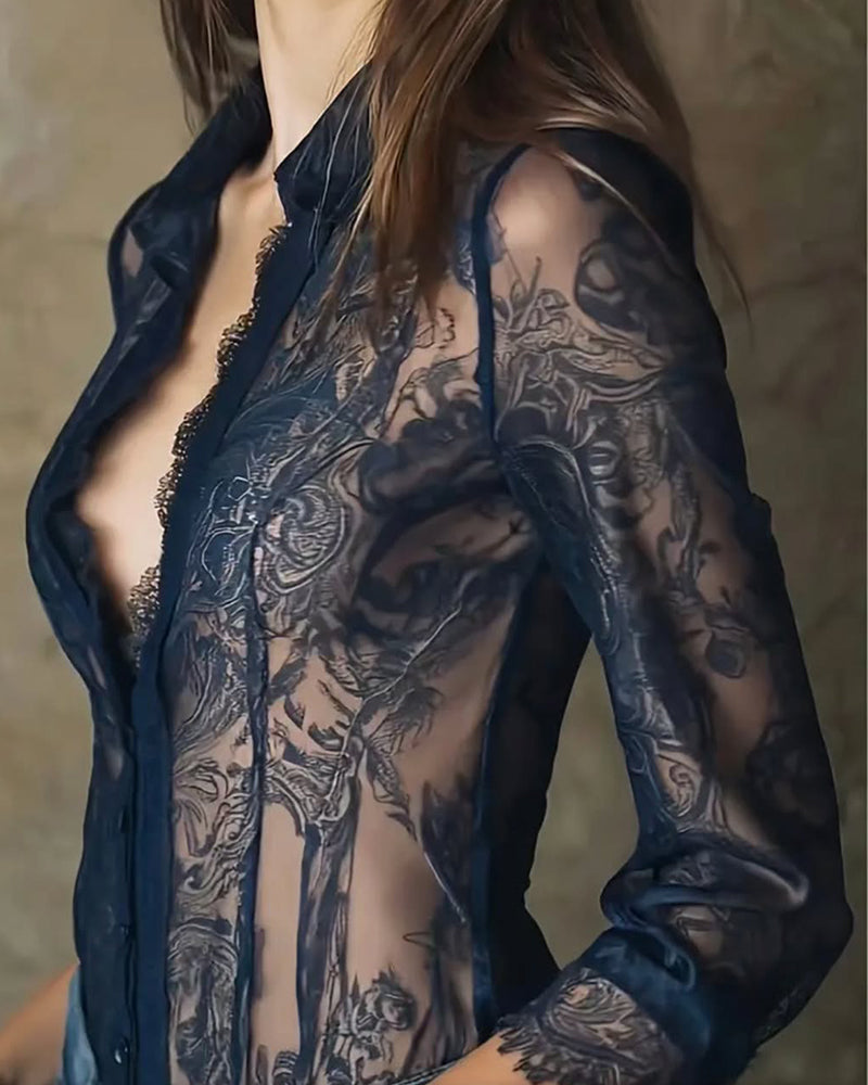 Blus med modern spetskant och tryck