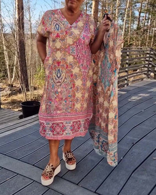 Klänning V-Ringad Kortärmad Mönstrad Rak