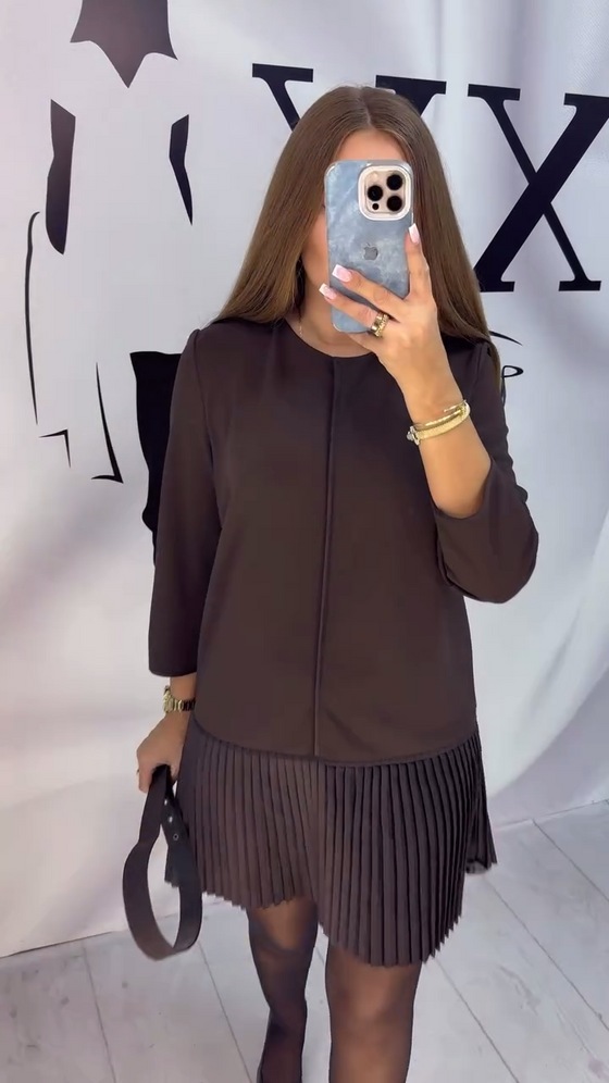 Klänning Med Trekvartsärm Och Plissering I Dragspelsstil