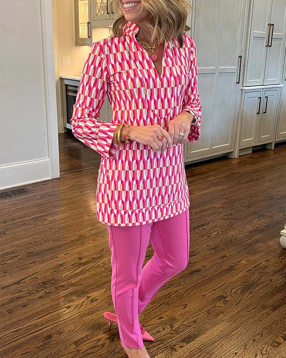 Tryckt topp med stativkrage och nio fjärdedels ärm