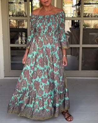 En axel avslappnad klänning med retrotryck