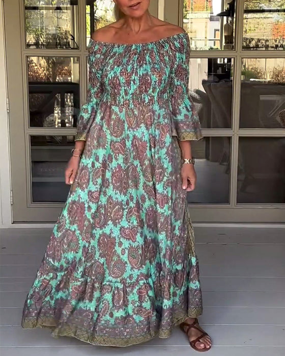 En axel avslappnad klänning med retrotryck