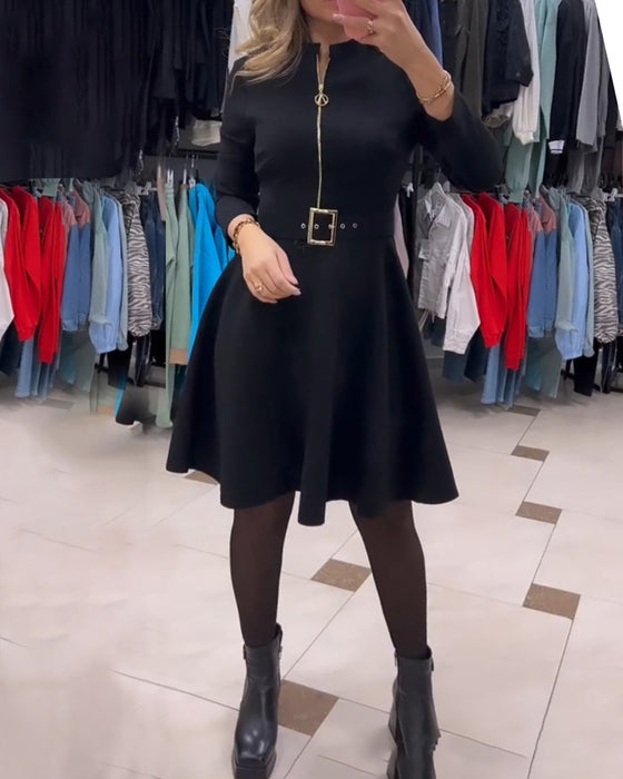 Enkel enfärgad klänning med dragkedja