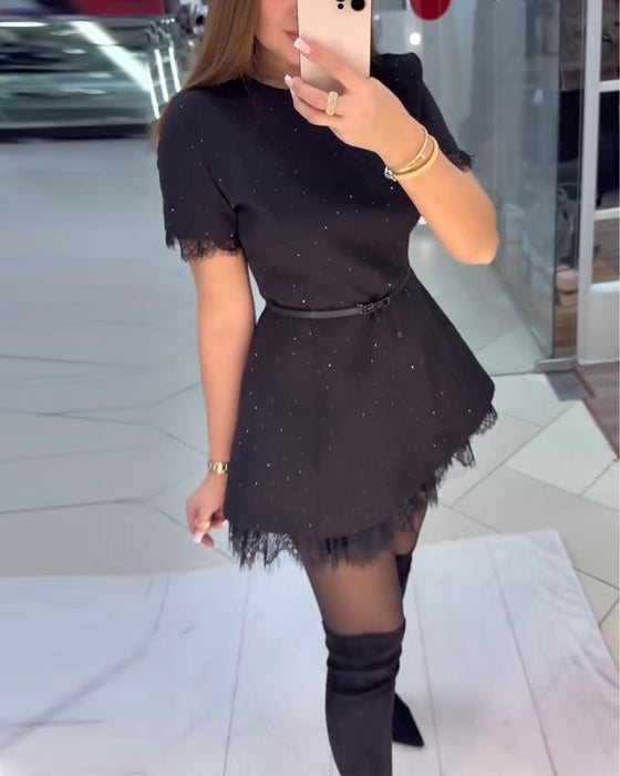 Glittrig Spetsklänning Med Korta Ärmar Och A-Linje