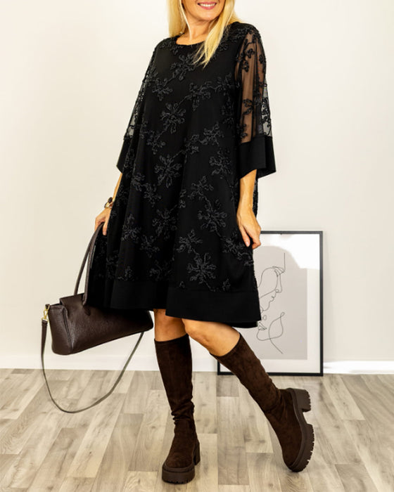 Enfärgad Broderad Klänning Med Runt Urringning