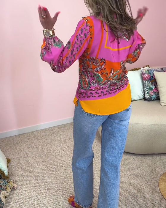 Modetryckt blus med V-ringning och lång ärm