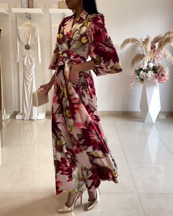 Blommig klänning med snörning och trekvartsärm