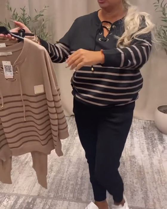 Tvådelat Set Med Avslappnad Randig Sportbyxa Vid Ankeln