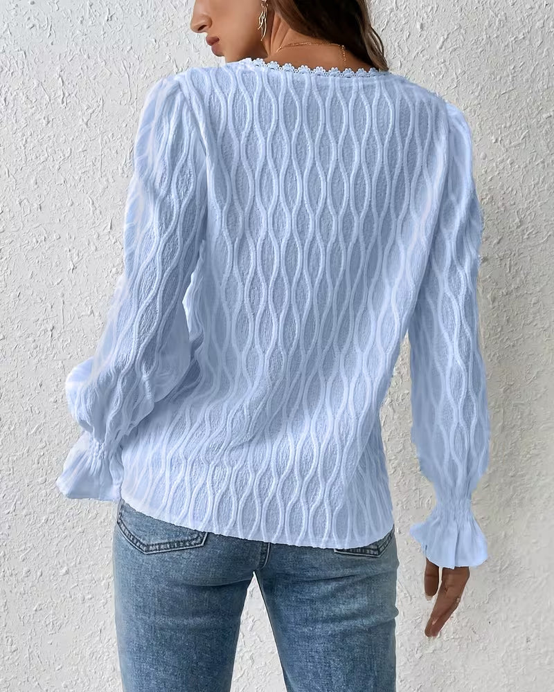 Elegant blus med jacquard och volangärm