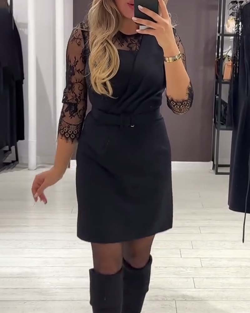 Klänning Med Midjesmäckande Design Och Lapptäcktsdetaljer