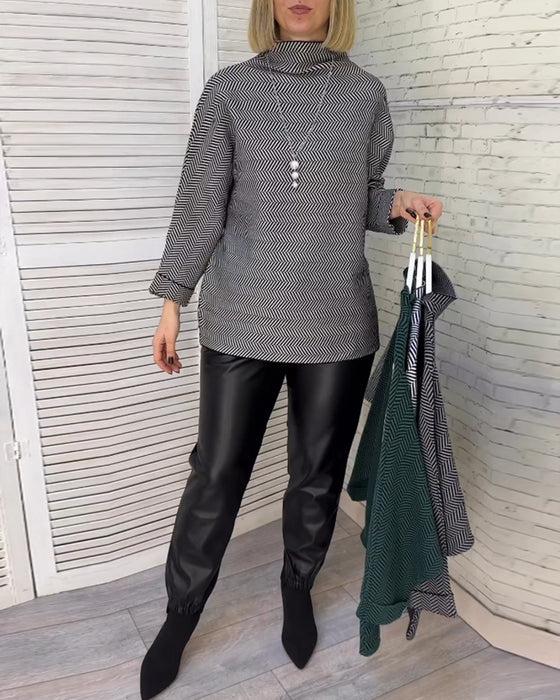 Avslappnad topp med turtleneck och tryck