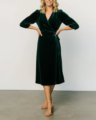 Elegant enfärgad V-ringad klänning med snörning och trekvartsärm