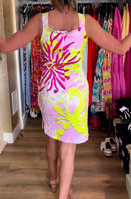 Klänning i ärmlös modell med blommönster