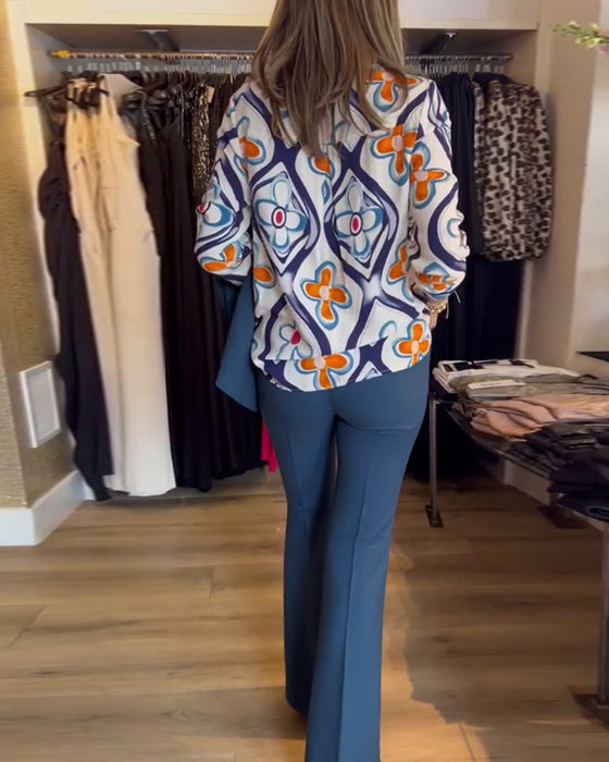 Blus med V-ringning och blommig