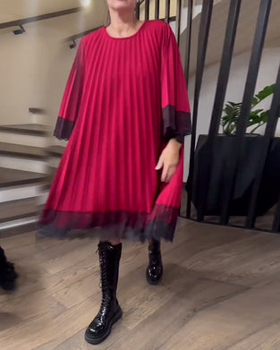 Lösittande Klänning Med Veck Och Runt Halsutsnitt