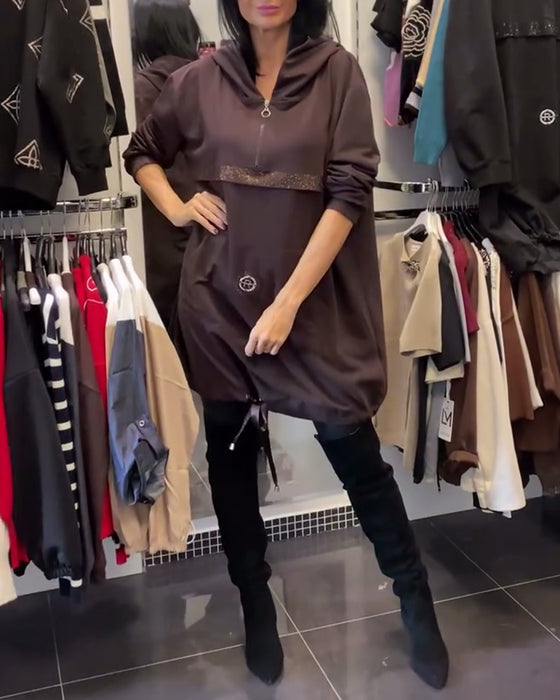 Modig Klänning Med Halvblix Och Huva