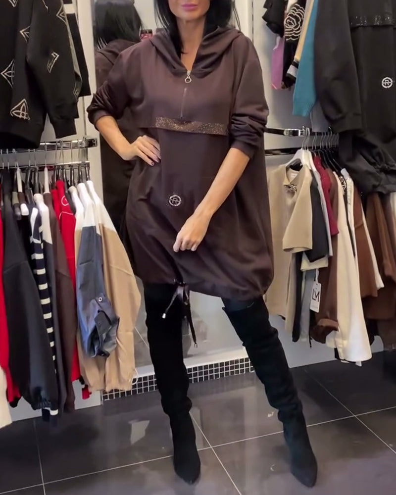 Modig Klänning Med Halvblix Och Huva