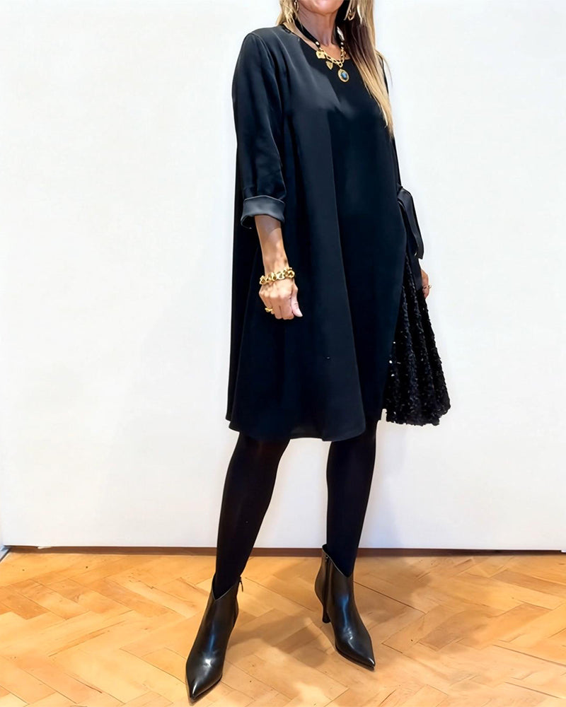 Stilfull Klänning Med Lapptäcktsdetaljer Och Runt Halsutsnitt