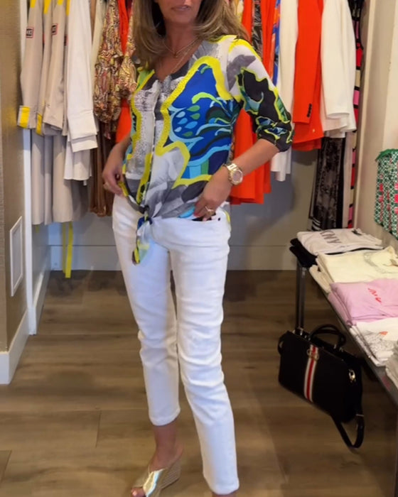 Blommig blus med V-ringning