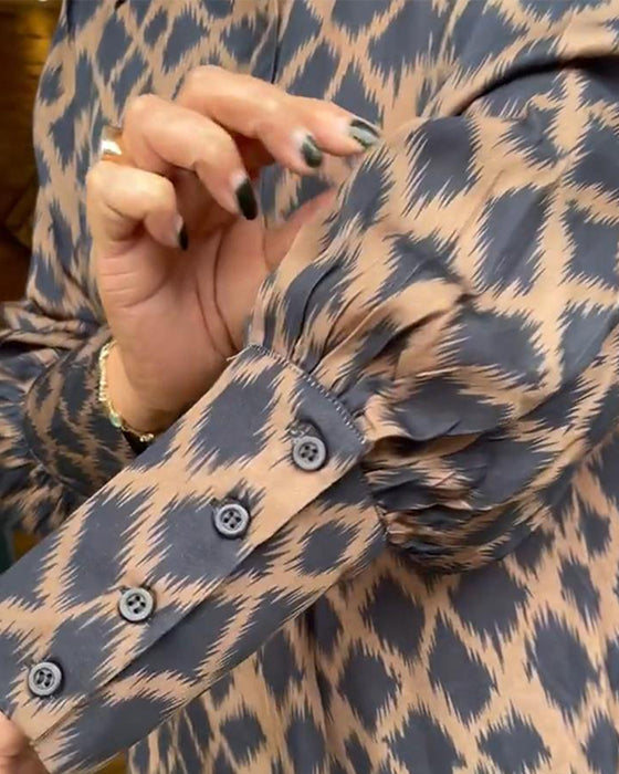 Elegant klänning med kontrasterande geometriskt tryck och lapel