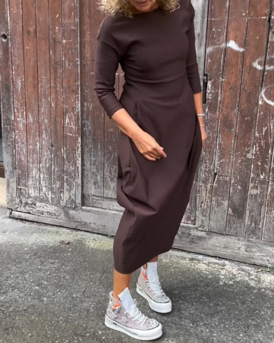 Enkel långärmad klänning i enfärgad ficka