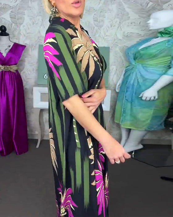 Avslappnad lös klänning med lövtryck med slits och kort ärm