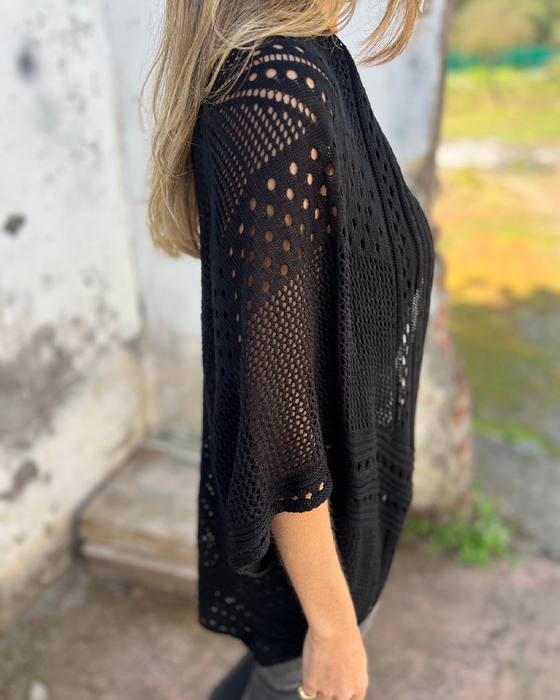 Elegant kappa med uthuggad stickdesign