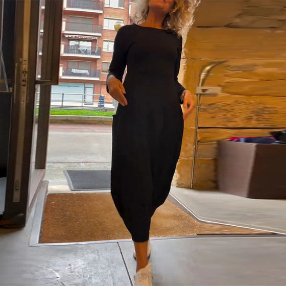 Enfärgad klänning med rund hals lång ärm och ficka