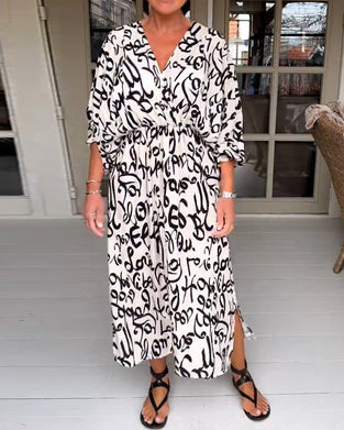 V-ringad klänning med bokstavstryck