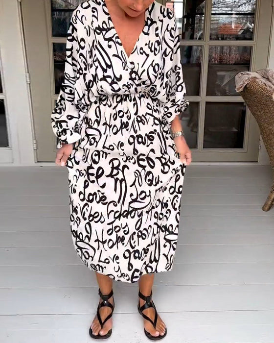 V-ringad klänning med bokstavstryck