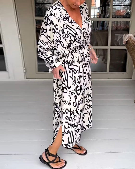 V-ringad klänning med bokstavstryck