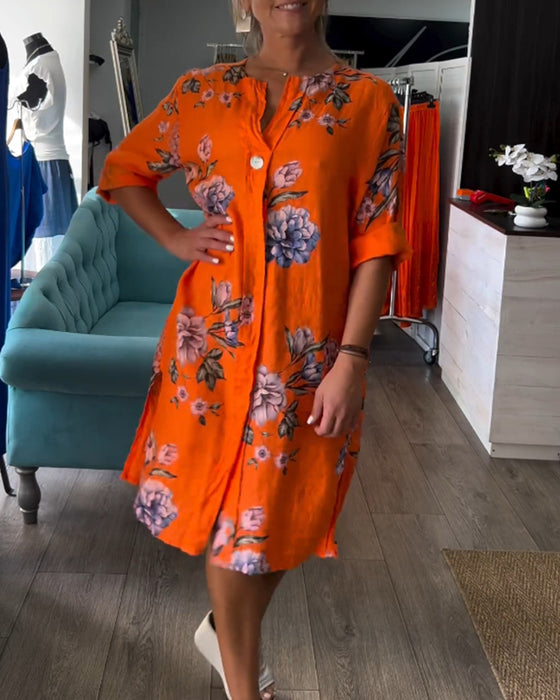 Klänning med knappar och tryckt V-ringning